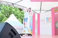 SMILE GARDENのステージに立つ塚☆リカ。