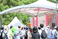 塚☆リカのパフォーマンスの様子。