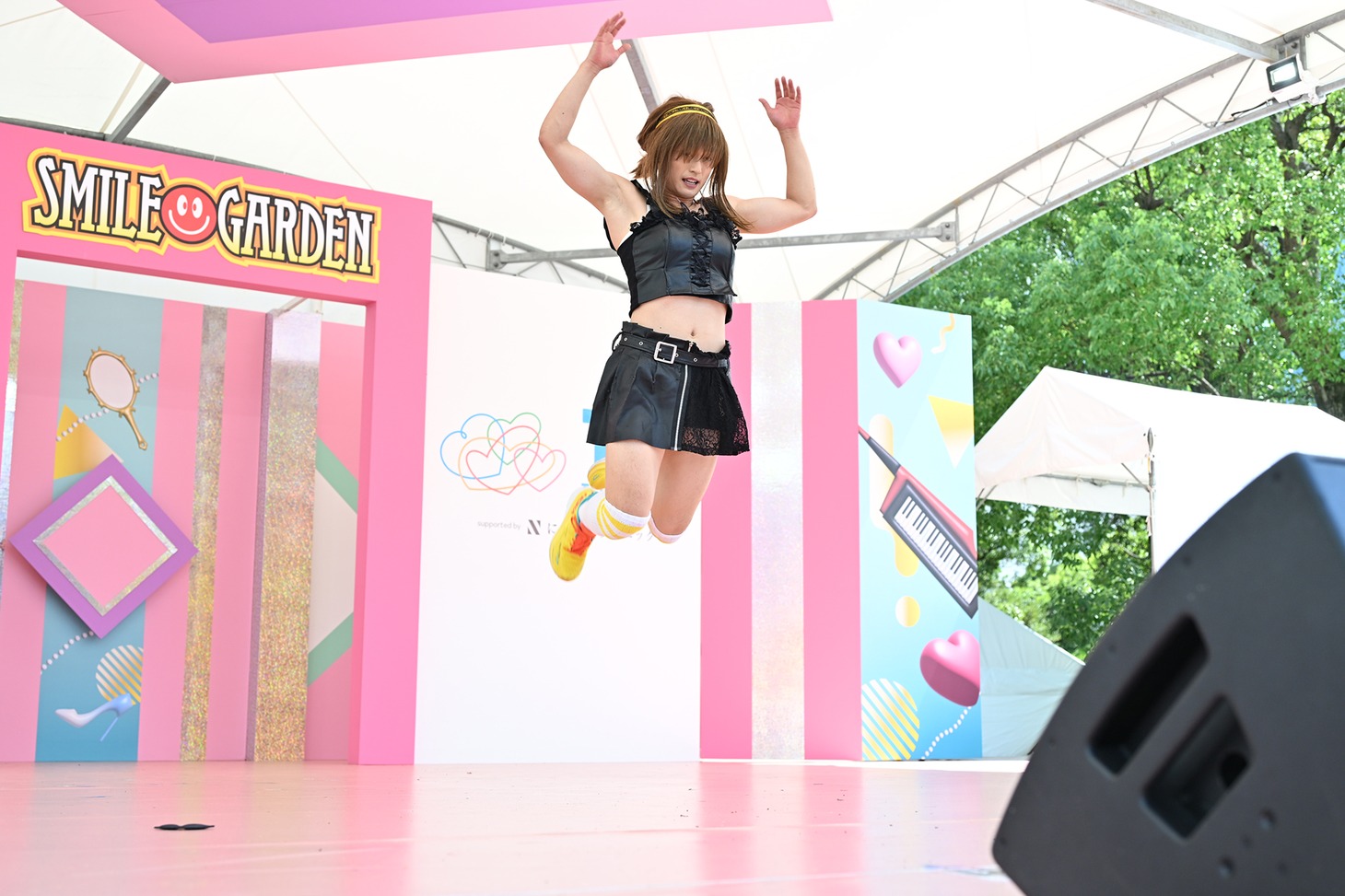 ジャンプする塚☆リカ。