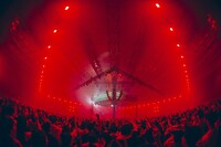 「Vaundy one man live "HEADSHOT" at Makuhari Messe」の様子。（撮影：日吉"JP"純平、太田好治）