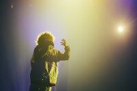 「Vaundy one man live "HEADSHOT" at Makuhari Messe」の様子。（撮影：日吉"JP"純平、太田好治）