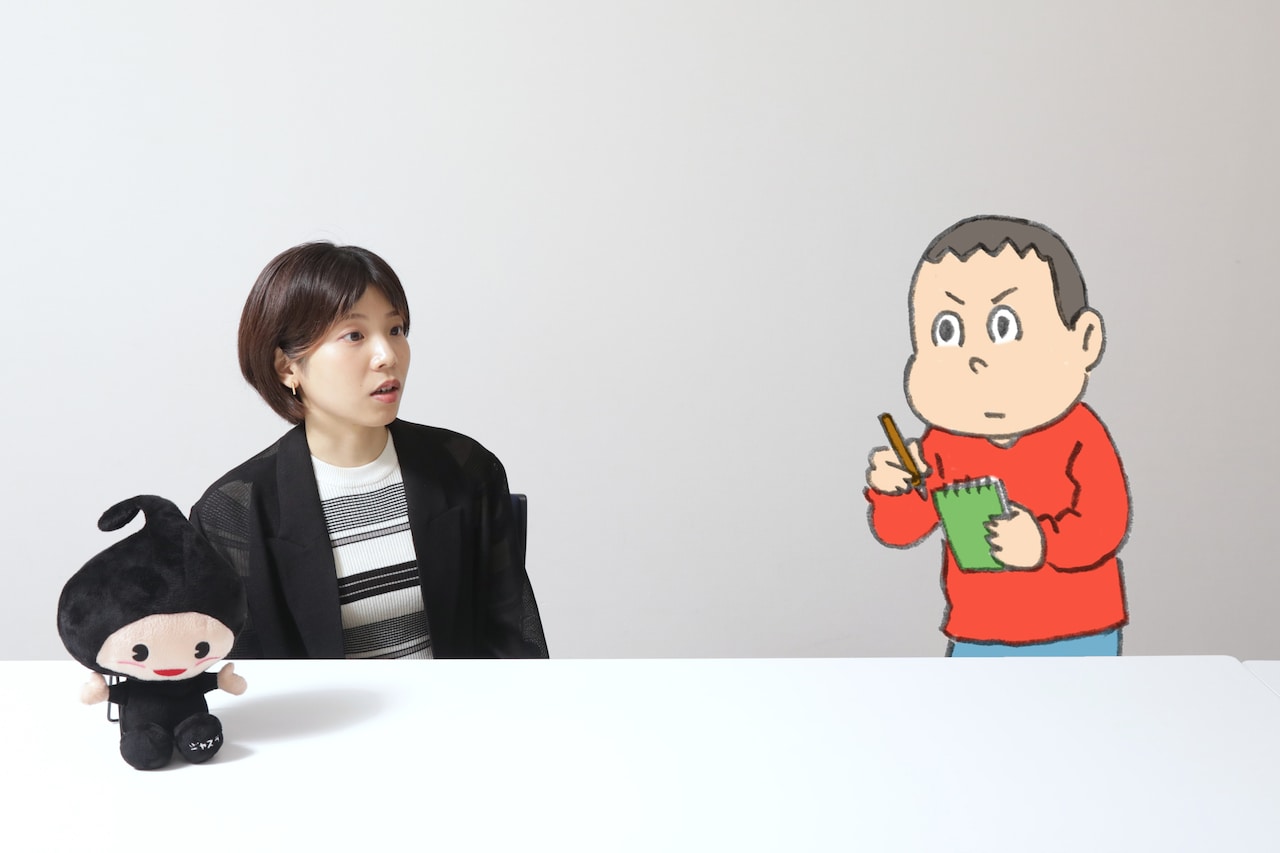 メモを取りながらインタビューするキニナル君。