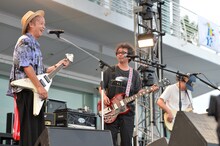 左からつるの剛士、奥田民生、手島いさむ。