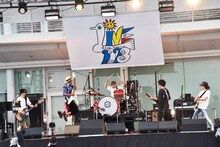 「いつものうた」を披露する電大、つるの剛士、奥田民生。