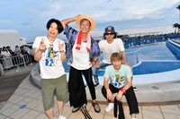 つるの剛士を囲む電大。