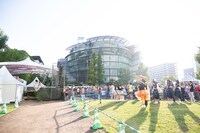 “姉組”のステージを楽しむ“妹組”の後ろ姿。