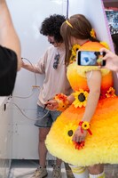 プリントシールを楽しむ清竜人と塚☆リカ。