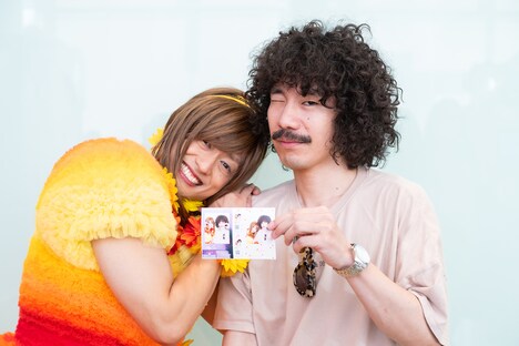 塚☆リカ（左）と清竜人（右）のツーショット。