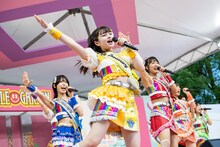 虹のコンキスタドール本科生に昇格した川端優（中央）。