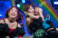 興奮して騒ぐ奥津マリリ（右）の口をふさぐ木葭のの（中央）。