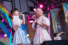 でんぱ組.incの藤咲彩音（左）と小鳩りあ（右）。
