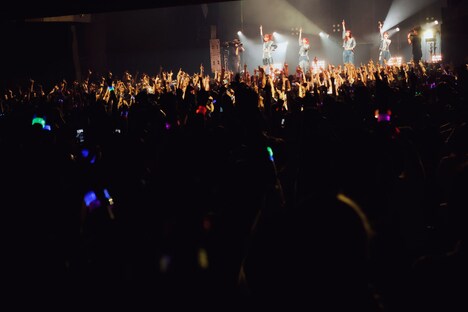 ExWHYZのライブの様子。（Photo by Tetsuya Yamakawa）