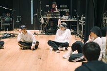 打ち合わせ中の7ORDERメンバー（撮影：澤田詩園　）