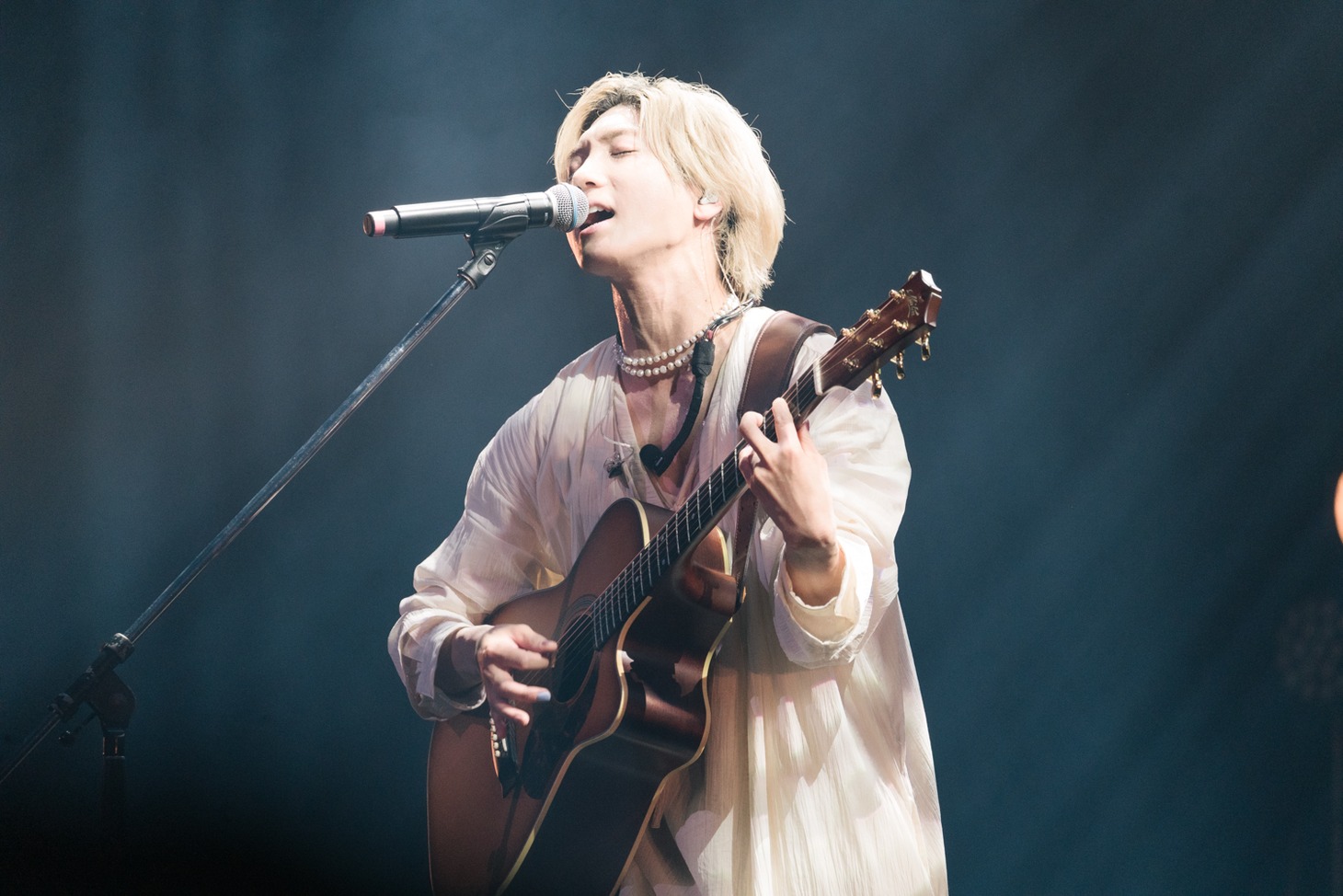 ライブ中の安井謙太郎。（撮影：澤田詩園　）