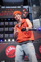 ピースするEIKU。（撮影：米山三郎）