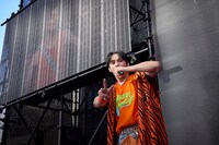 ピースするTETTA。（撮影：米山三郎）