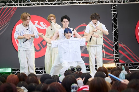 柴崎楽(手前)が作るバイクのハンドルを“変形”させようとする松村和哉(手前から2番目)。(撮影:米山三郎)