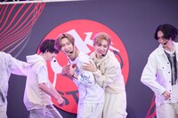 池田彪馬にくっつく田中洸希。（撮影：米山三郎）