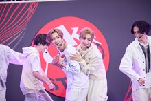 池田彪馬にくっつく田中洸希。（撮影：米山三郎）