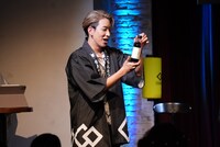 お土産のポン酢をアピールする陣。