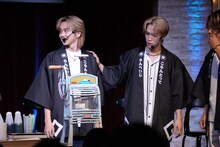 吉野北人（左）の肩を確かめる藤原樹（右）