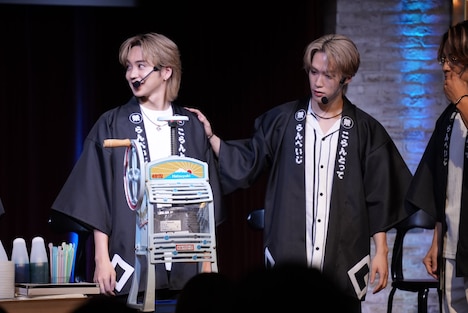 吉野北人(左)の肩を確かめる藤原樹(右)