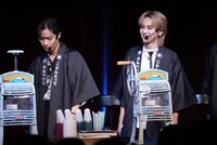 かき氷機を前にする川村壱馬と吉野北人。