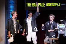 かき氷機を回すことになった武知海青（中央）。