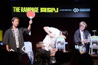 白組が氷を落とした瞬間に赤組の勝利を決定する陣（左）。