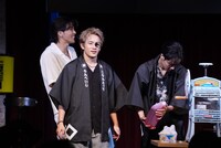 いちごシロップをかける川村壱馬（右）。