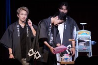 いちごシロップをかけ続ける川村壱馬（中央）。