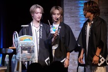 レインボーのかき氷を手にした藤原樹（左）。