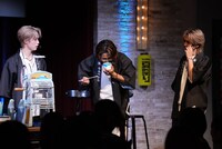 かき氷にかぶりつくRIKU（中央）。