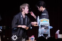 川村壱馬（右）にかき氷を食べさせてもらう浦川翔平（左）。