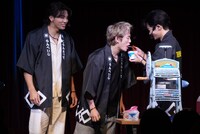 かき氷の冷たさが歯に染みてつらい浦川翔平（中央）。