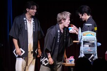 かき氷の冷たさが歯に染みてつらい浦川翔平（中央）。