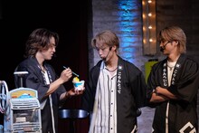 かき氷をまじまじと見る藤原樹（中央）。