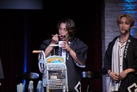 結果発表が終わってもかき氷を食べているRIKU。