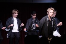 独特の解説を交えて「コリトリダンス」を踊る浦川翔平。