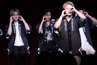 「コリトリダンス」をレクチャーする浦川翔平（右）。