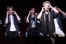 「コリトリダンス」をレクチャーする浦川翔平（右）。