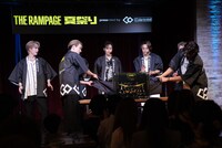 アクリルスタンドをお披露目するTHE RAMPAGEメンバー。