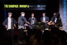 アクリルスタンドをお披露目するTHE RAMPAGEメンバー。