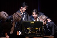 なぜか裏側からアクリルスタンドを覗き込むTHE RAMPAGEメンバー。