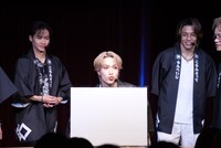 サインを書いたあとかわいらしい表情を見せる藤原樹。