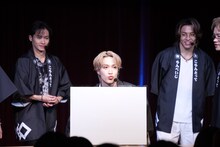 サインを書いたあとかわいらしい表情を見せる藤原樹。