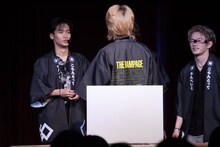 サインを書いたあと背中を見せる吉野北人。