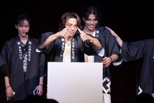 サインを書いたあとポーズを決めるRIKU。