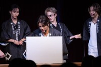 サインを書く武知海青。