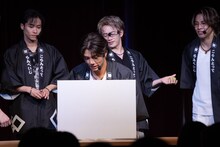 サインを書く武知海青。